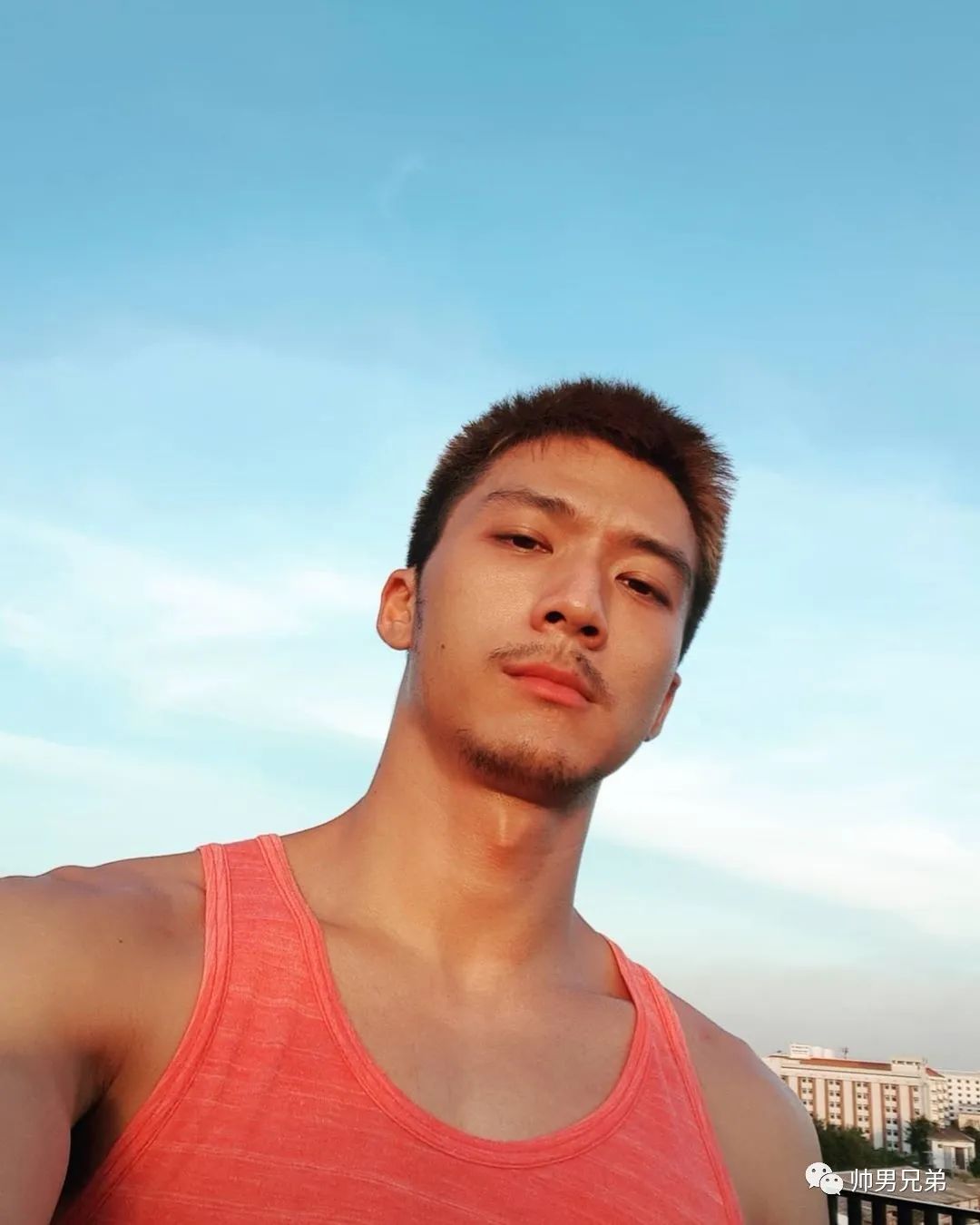 热带公狗腹肌帅小伙,碎发简直男人味爆棚