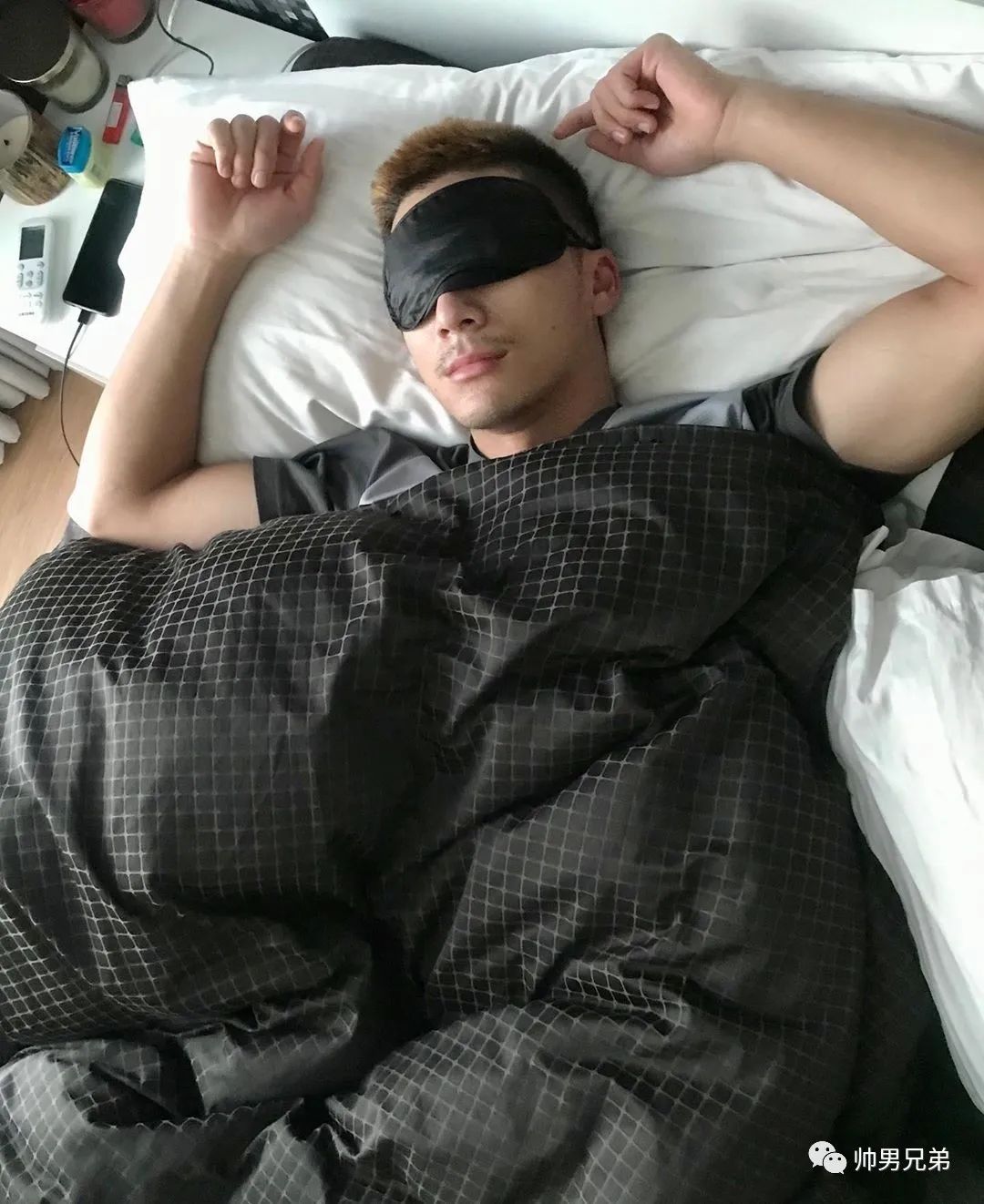 热带公狗腹肌帅小伙,碎发简直男人味爆棚