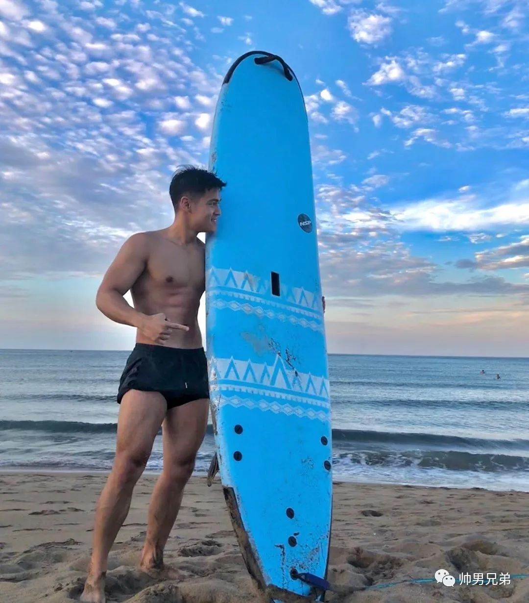 海上冲浪的腹肌帅哥,眼眸天空一样明亮