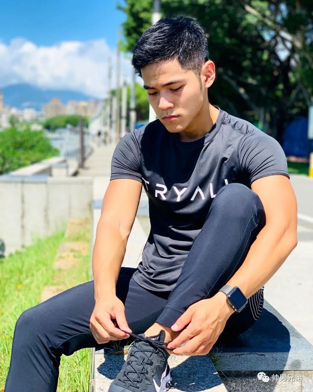 海上冲浪的腹肌帅哥,眼眸天空一样明亮