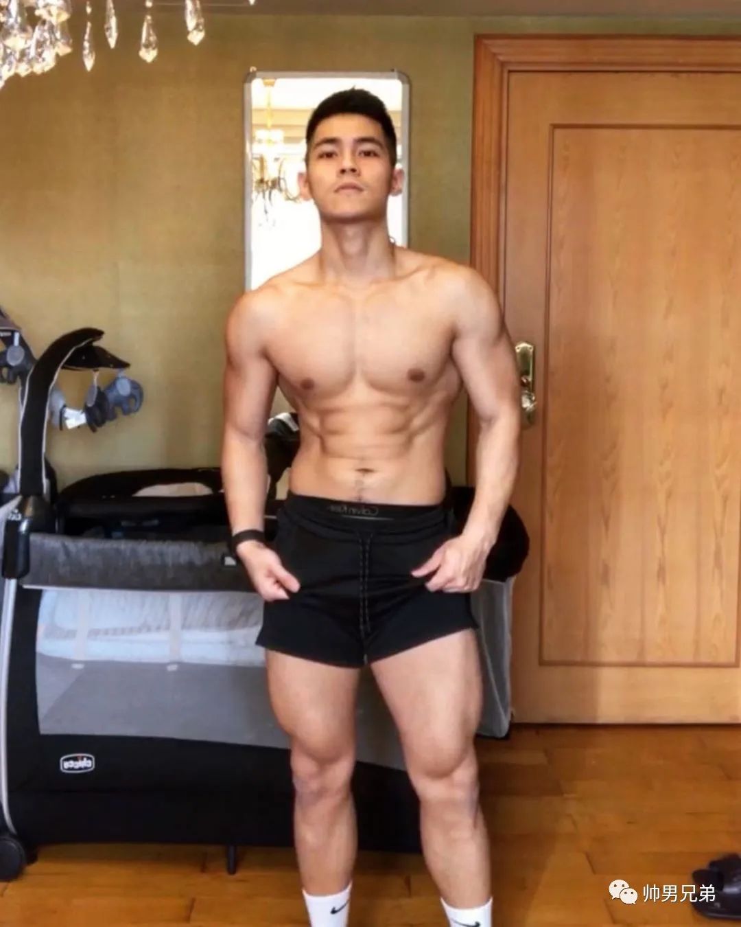 海上冲浪的腹肌帅哥,眼眸天空一样明亮