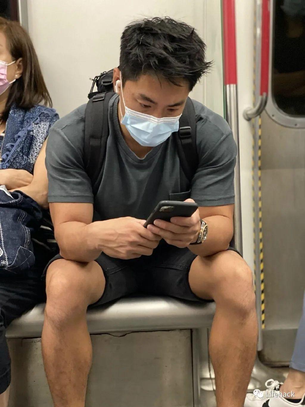 肌肉男因太帅在地铁被偷拍,脱掉衣服后网友炸了