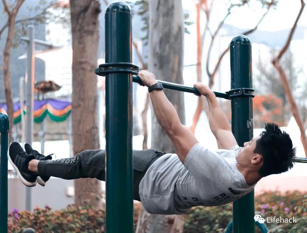 肌肉男因太帅在地铁被偷拍,脱掉衣服后网友炸了