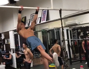 肌肉男因太帅在地铁被偷拍,脱掉衣服后网友炸了