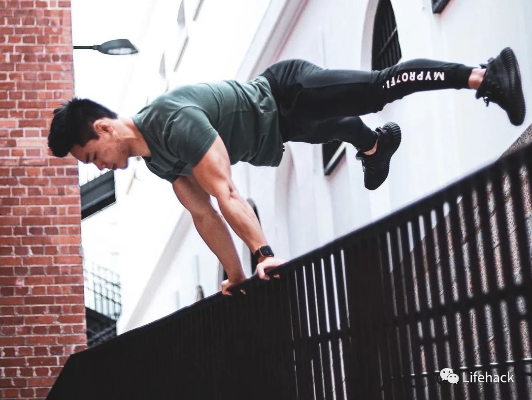 肌肉男因太帅在地铁被偷拍,脱掉衣服后网友炸了