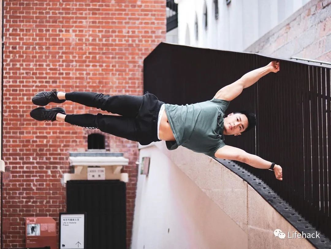 肌肉男因太帅在地铁被偷拍,脱掉衣服后网友炸了