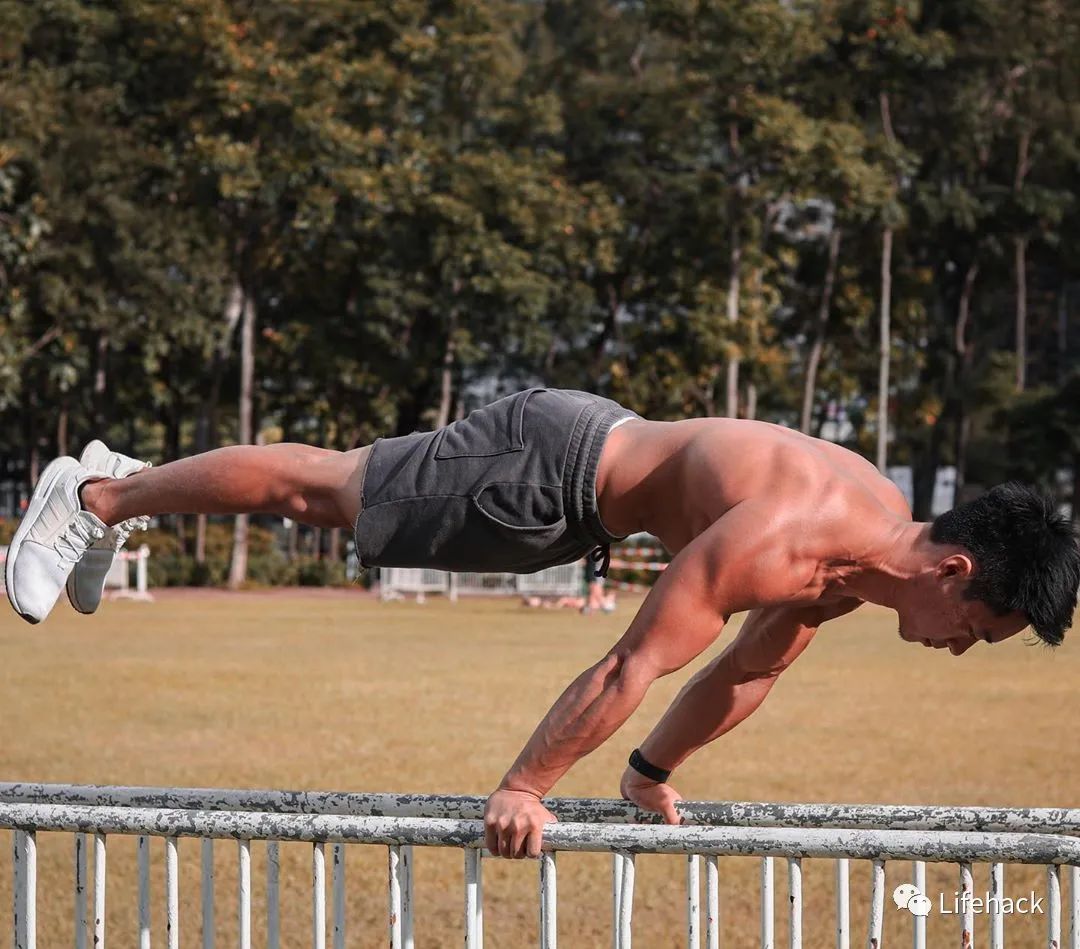 肌肉男因太帅在地铁被偷拍,脱掉衣服后网友炸了