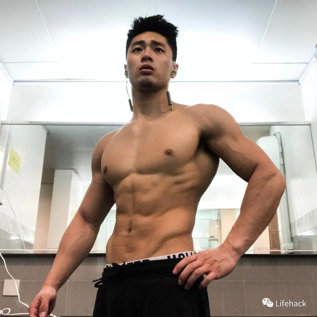 肌肉男因太帅在地铁被偷拍,脱掉衣服后网友炸了