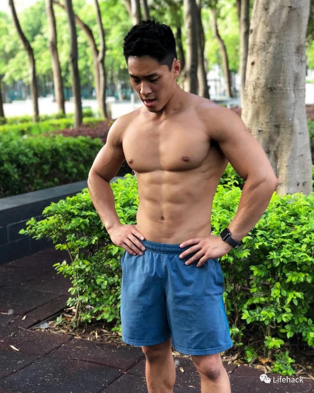 肌肉男因太帅在地铁被偷拍,脱掉衣服后网友炸了