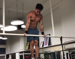 肌肉男因太帅在地铁被偷拍,脱掉衣服后网友炸了