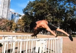 肌肉男因太帅在地铁被偷拍,脱掉衣服后网友炸了