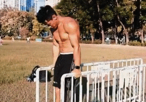 肌肉男因太帅在地铁被偷拍,脱掉衣服后网友炸了