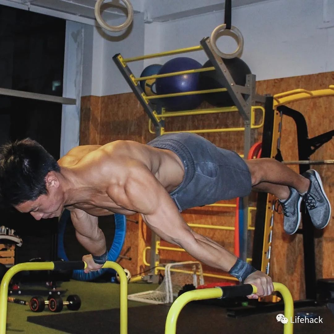 肌肉男因太帅在地铁被偷拍,脱掉衣服后网友炸了