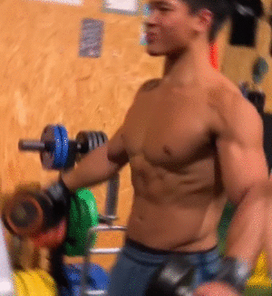 肌肉男因太帅在地铁被偷拍,脱掉衣服后网友炸了