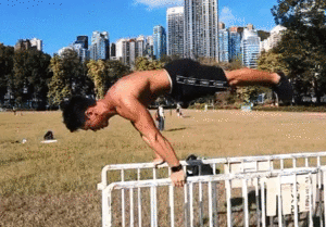 肌肉男因太帅在地铁被偷拍,脱掉衣服后网友炸了