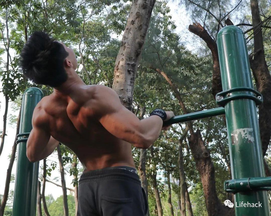 肌肉男因太帅在地铁被偷拍,脱掉衣服后网友炸了