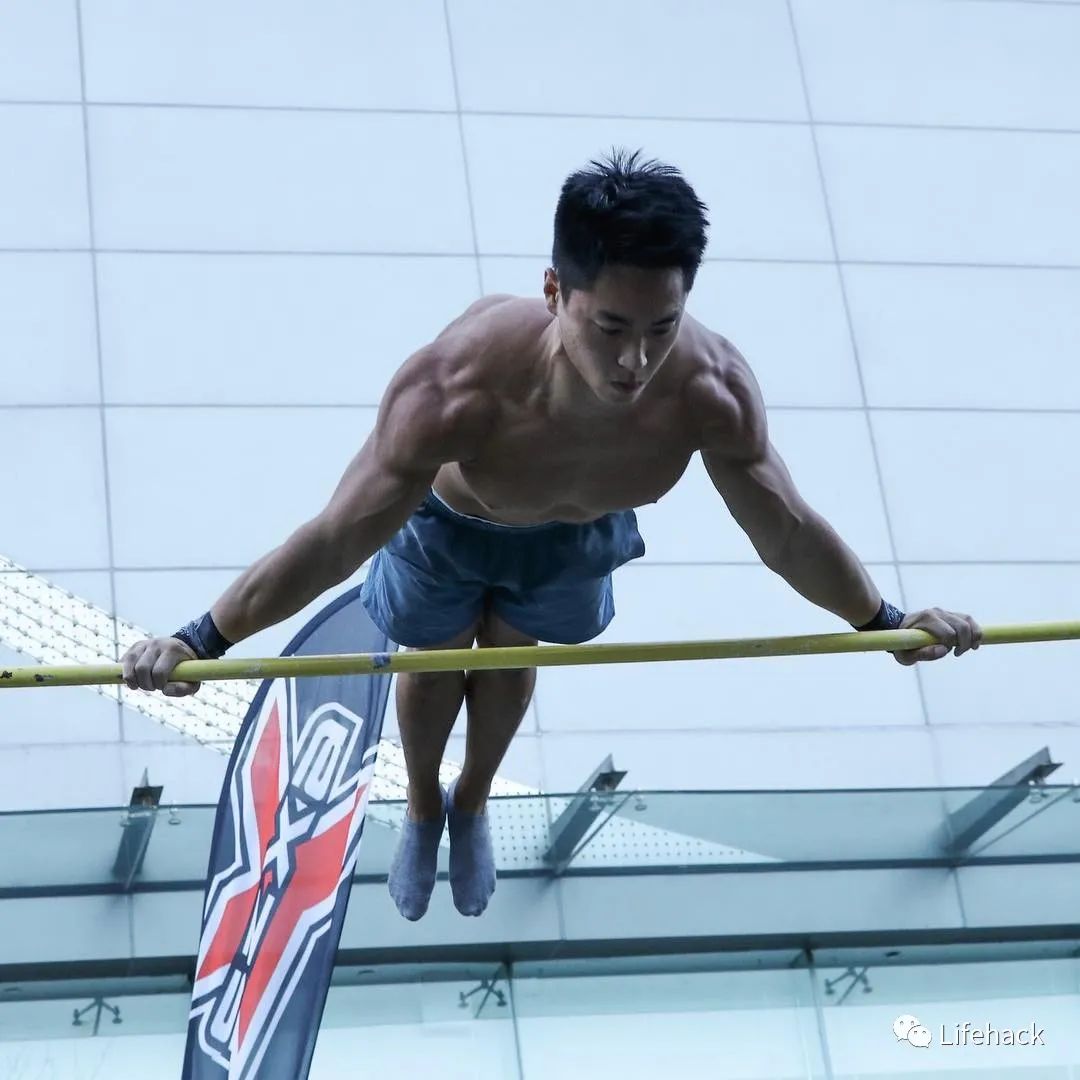 肌肉男因太帅在地铁被偷拍,脱掉衣服后网友炸了