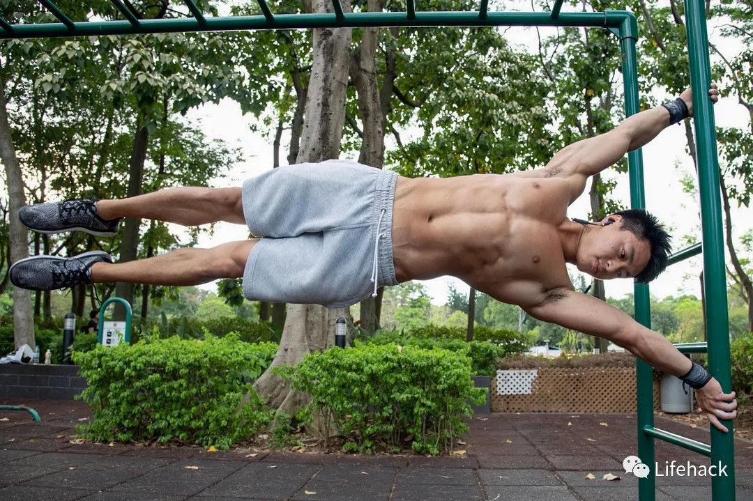 肌肉男因太帅在地铁被偷拍,脱掉衣服后网友炸了