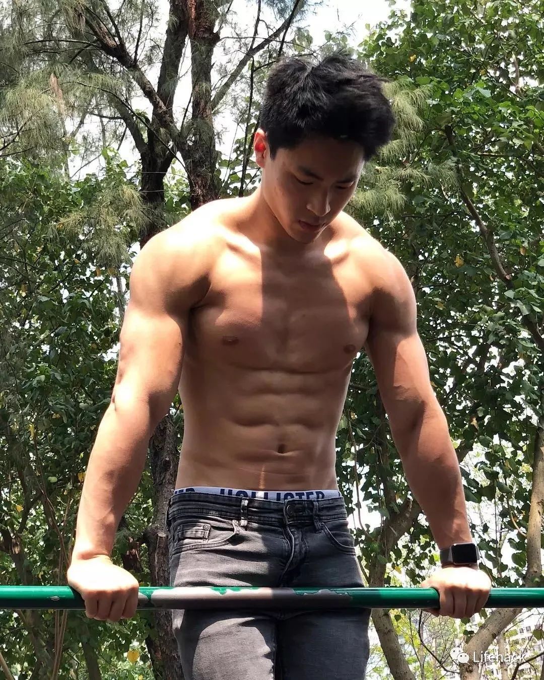 肌肉男因太帅在地铁被偷拍,脱掉衣服后网友炸了