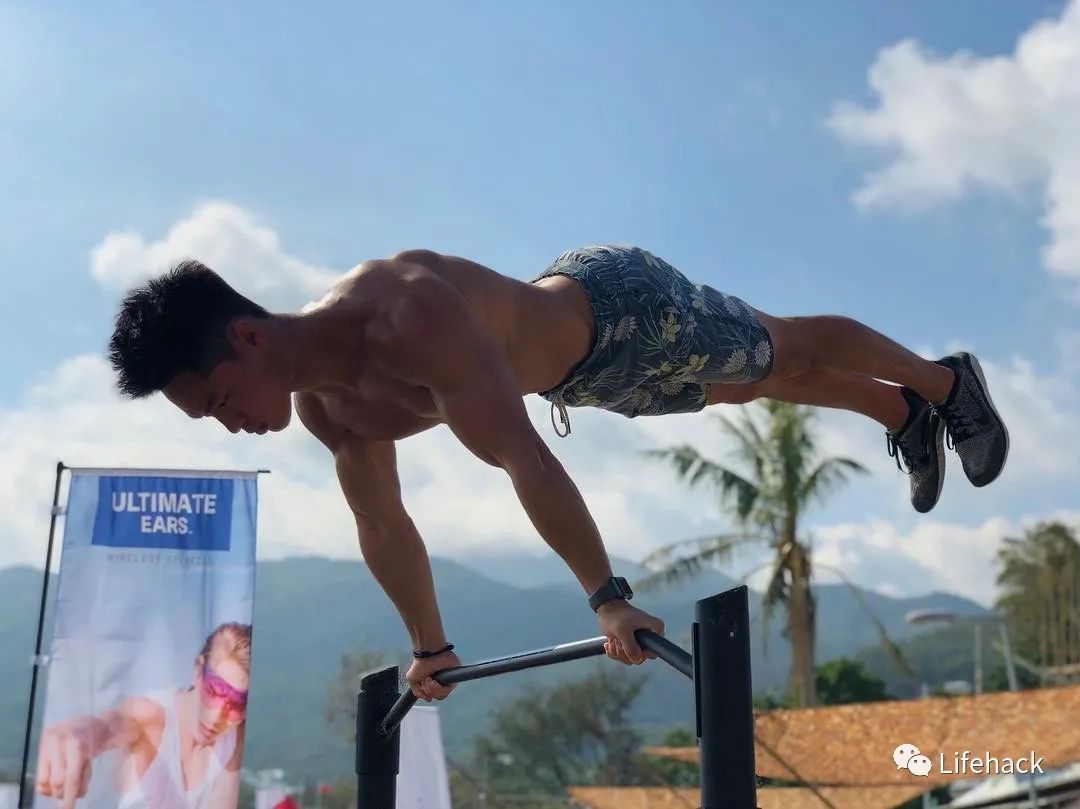 肌肉男因太帅在地铁被偷拍,脱掉衣服后网友炸了