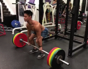 肌肉男因太帅在地铁被偷拍,脱掉衣服后网友炸了