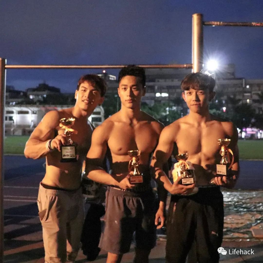 肌肉男因太帅在地铁被偷拍,脱掉衣服后网友炸了