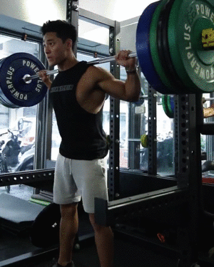 肌肉男因太帅在地铁被偷拍,脱掉衣服后网友炸了