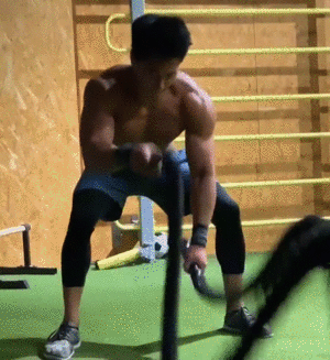 肌肉男因太帅在地铁被偷拍,脱掉衣服后网友炸了