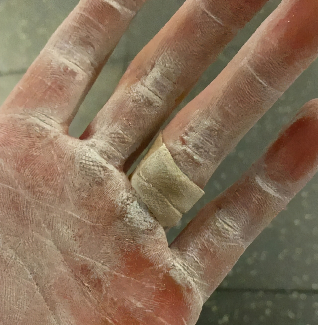 健身小伙因身材练得太强壮,惨遭女生嫌弃,网友:优秀也有罪?