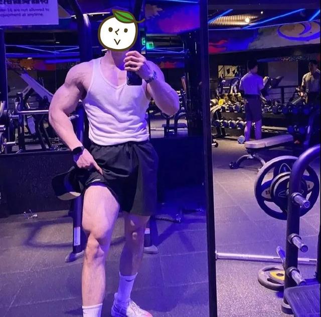 健身小伙因身材练得太强壮,惨遭女生嫌弃,网友:优秀也有罪?