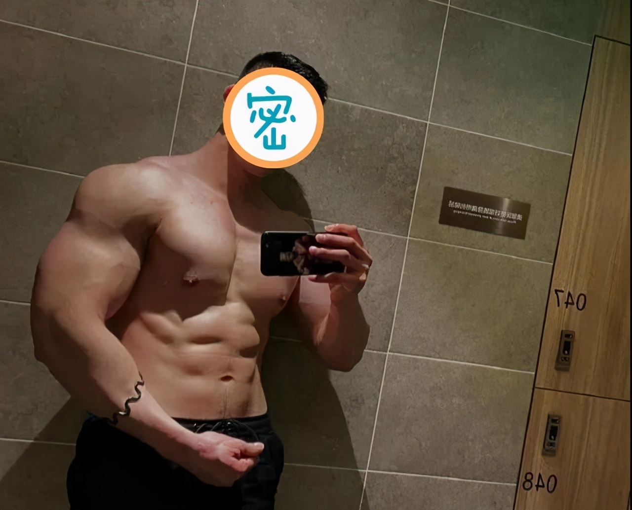 健身小伙因身材练得太强壮,惨遭女生嫌弃,网友:优秀也有罪?