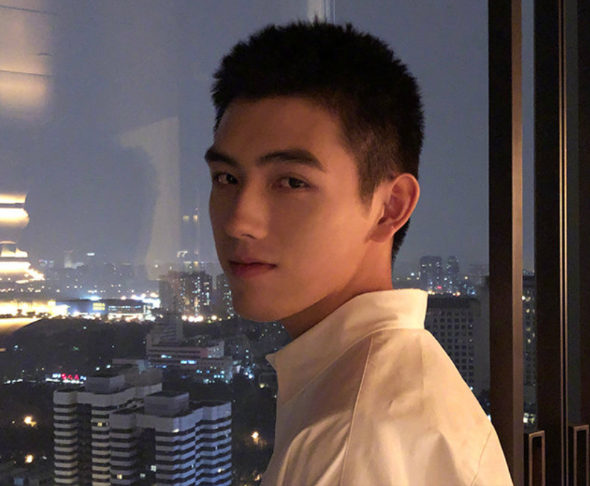 男生剪“寸头”发型真的好看,两侧头发修剪干净,阳光帅气有魅力