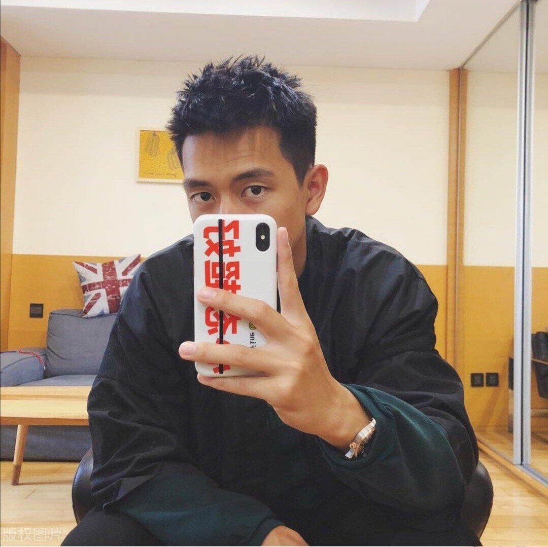 男生剪“寸头”发型真的好看,两侧头发修剪干净,阳光帅气有魅力