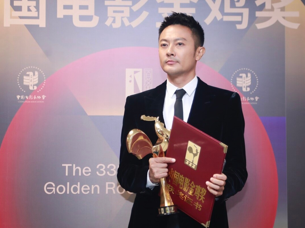 42岁印小天酷爱“短背头”发型,优雅帅气不油腻,冲进追光哥哥