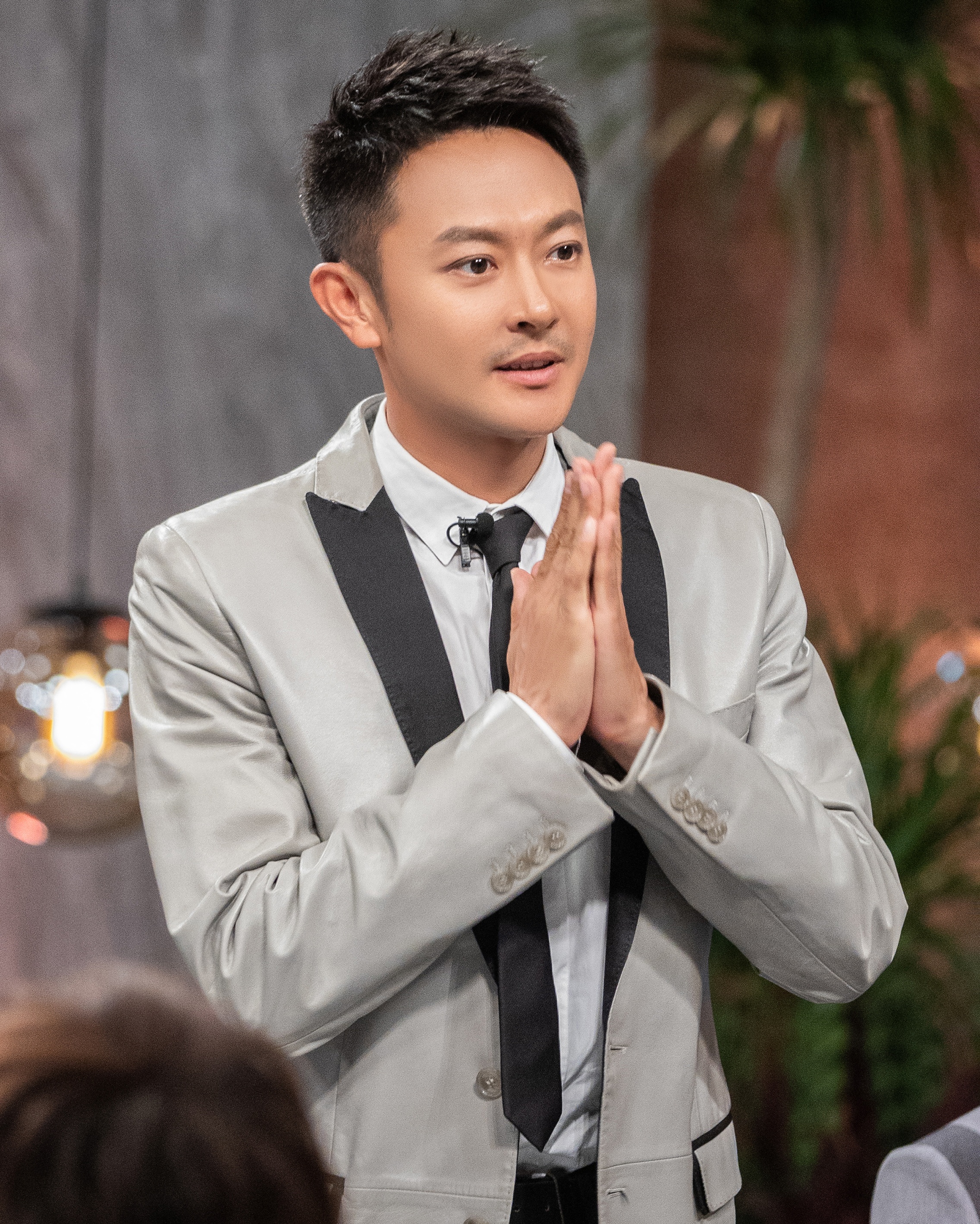 42岁印小天酷爱“短背头”发型,优雅帅气不油腻,冲进追光哥哥