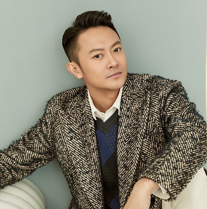 42岁印小天酷爱“短背头”发型,优雅帅气不油腻,冲进追光哥哥