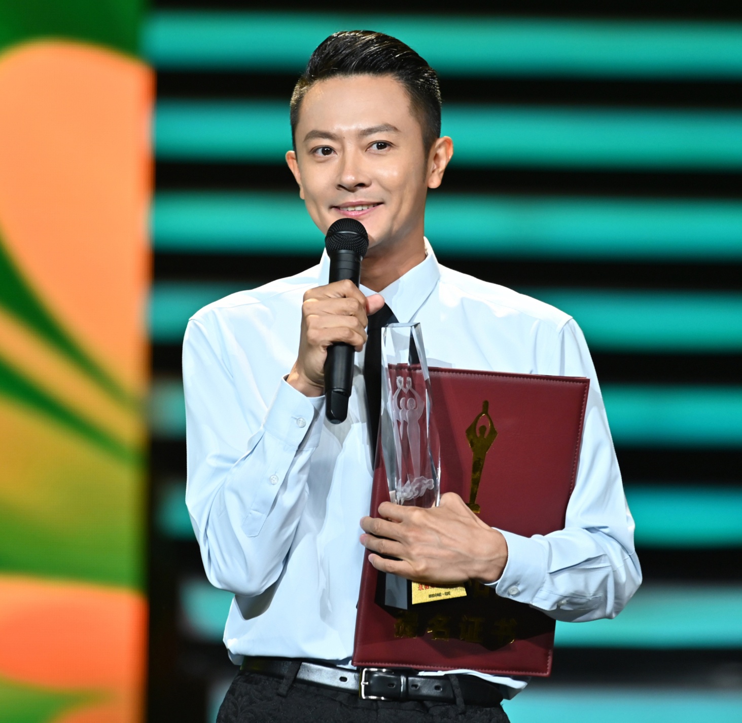 42岁印小天酷爱“短背头”发型,优雅帅气不油腻,冲进追光哥哥