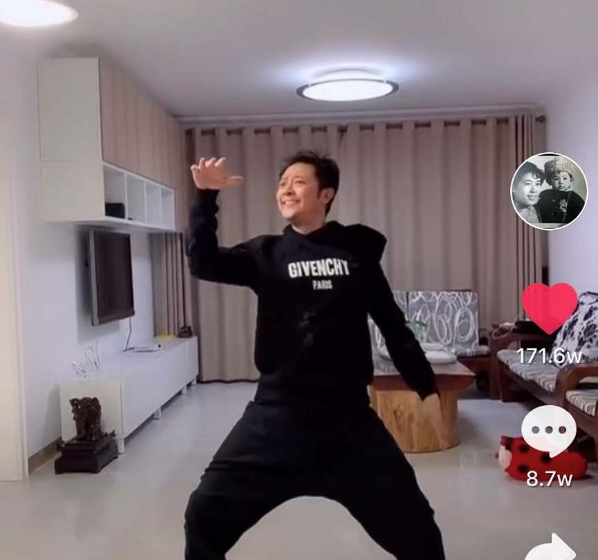 42岁印小天酷爱“短背头”发型,优雅帅气不油腻,冲进追光哥哥