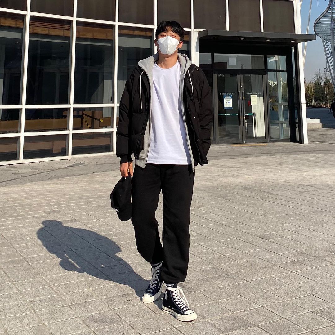 男生冬天“羽绒服”怎么穿才不臃肿?选对裤子和内搭,帅气又显瘦