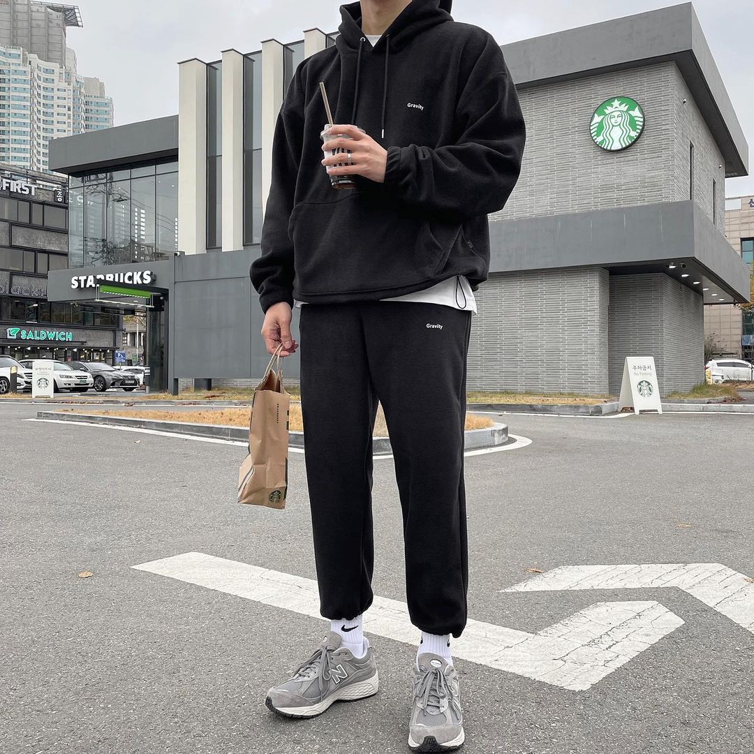 男生冬天穿“卫衣”才时髦!6套日常帅气搭配,轻松变身潮流达人