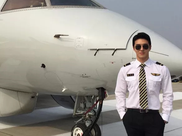 韩国飞行员,有颜、有身材的他,被称为“三十年一见的神颜”