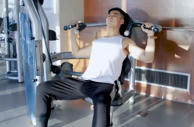 韩国飞行员,有颜、有身材的他,被称为“三十年一见的神颜”