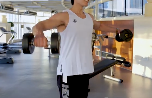 韩国飞行员,有颜、有身材的他,被称为“三十年一见的神颜”