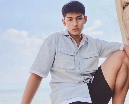 西安体院帅气校草走红,不仅颜值高身材好,还是国家级田径运动员