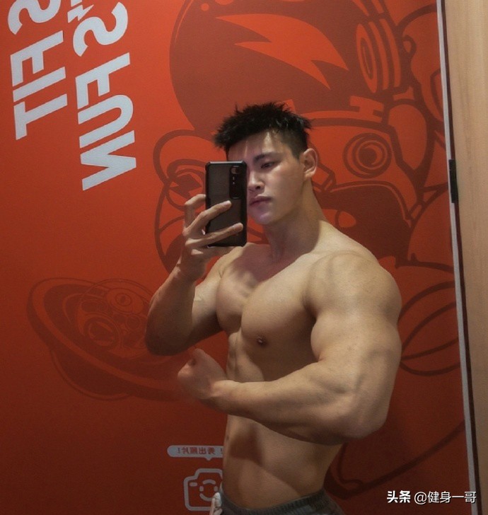 终于扒出这枚厚嘴唇大鼻子模特,满身肌肉,荷尔蒙爆棚