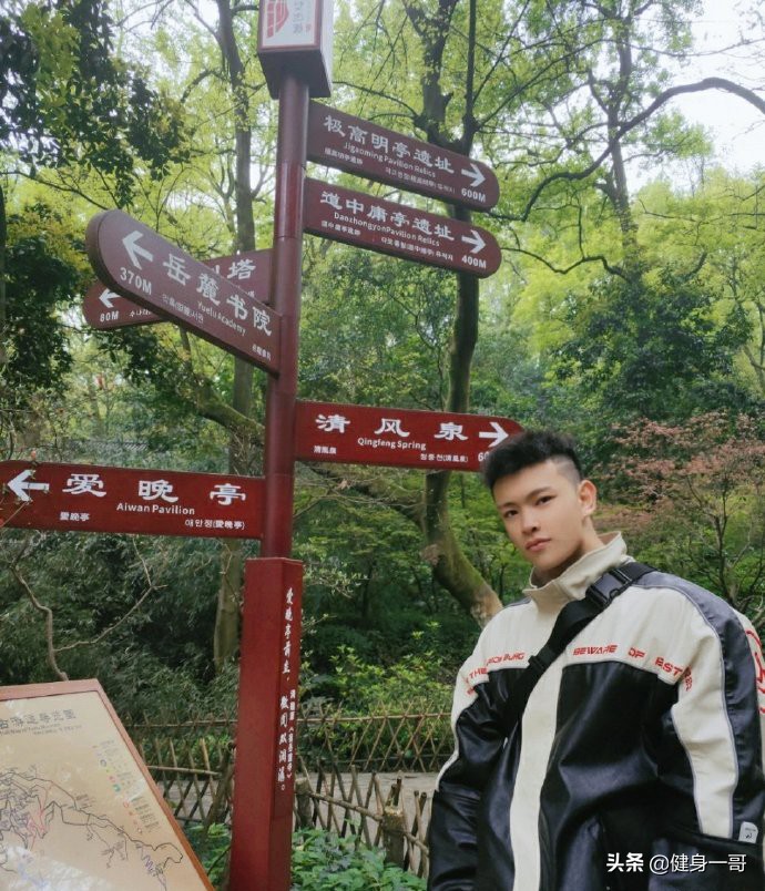 终于扒出这枚厚嘴唇大鼻子模特,满身肌肉,荷尔蒙爆棚