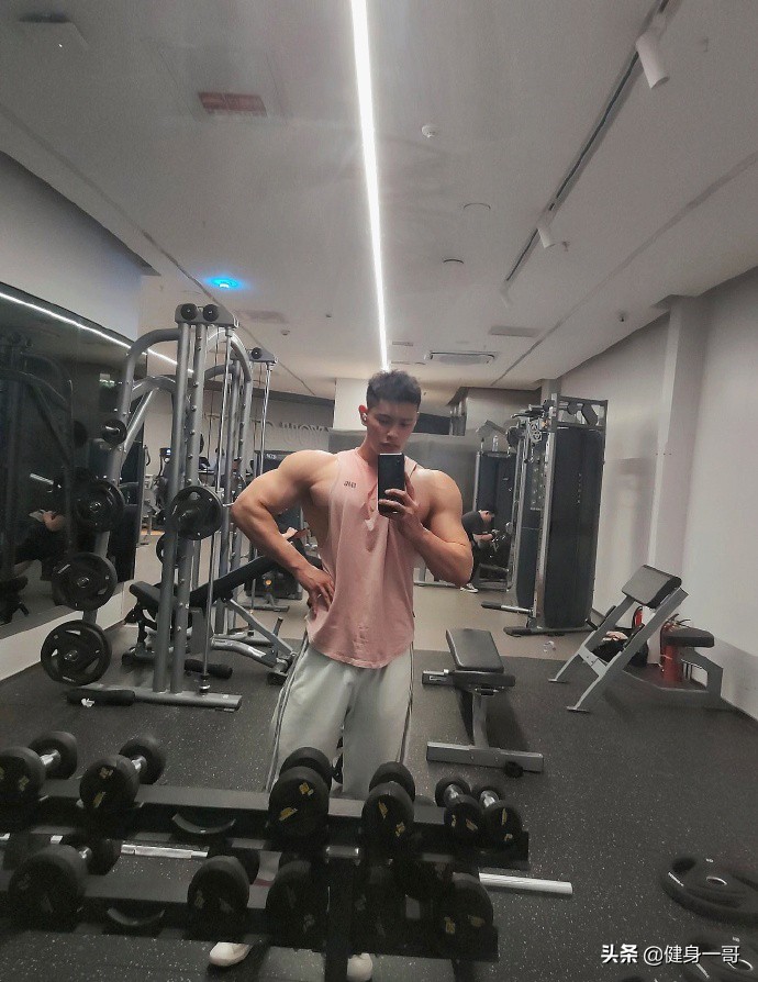 终于扒出这枚厚嘴唇大鼻子模特,满身肌肉,荷尔蒙爆棚