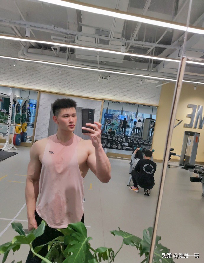 终于扒出这枚厚嘴唇大鼻子模特,满身肌肉,荷尔蒙爆棚