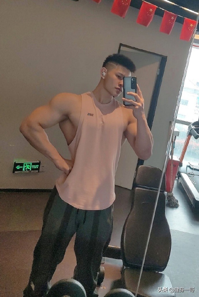 终于扒出这枚厚嘴唇大鼻子模特,满身肌肉,荷尔蒙爆棚