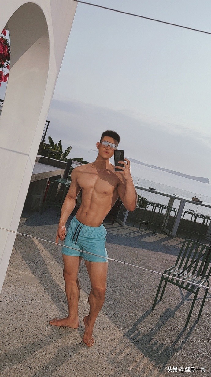 终于扒出这枚厚嘴唇大鼻子模特,满身肌肉,荷尔蒙爆棚